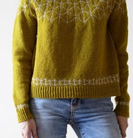 Пуловер с несложным жаккардовым узором из яркой пряжи