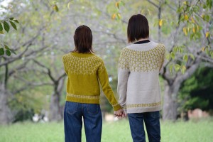 Фемили-лук из мужского и женского пуловеров с одним узором