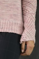 Пуловер с рукавами, связанными косами и узором бриошь