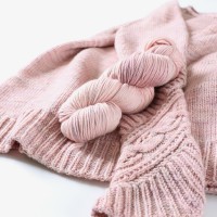 Пуловер из пряжи ручного окрашивания