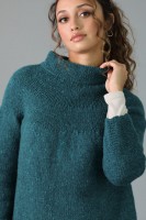 Женственный пуловер с воротником стойкой, связанный по кругу