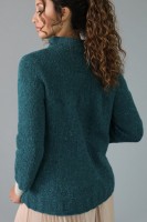 Пуловер с круглой кокеткой и широкими манжетами, связанный спицами