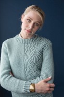 Пуловер голубого цвета с ажурным узором по одному краю тела