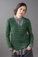 Пуловер с асимметричным узором зигзаг, связанный спицами