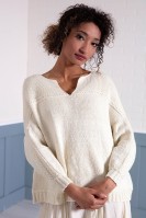 Женский пуловер, связанный  спицами чулочной вязкой