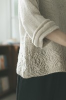Пуловер с узором косами по низу