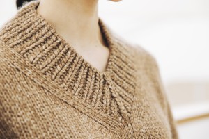 Пуловер с широким воротником спицами