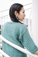 Женственный пуловер, связанный спицами в поперечном направлении