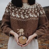 Женский пуловер с круглой кокеткой спицами без швов