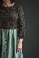Женский пуловер с шишечками, связанный спицами