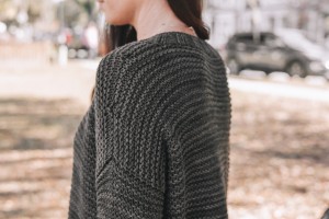 Пуловер из нити ручного крашения спицами