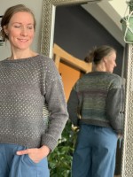 Пуловер с интересным решением спицами