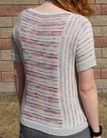 Пуловер с полосками контрастных цветов