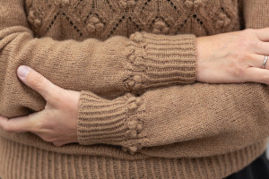 Пуловер с ажурными узором на рукавах спицами
