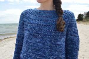 Женский пуловер спицами из вручную окрашенной нити
