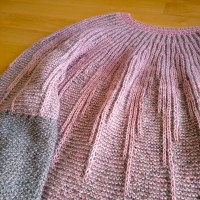 Двухцветный пуловер спицами без швов