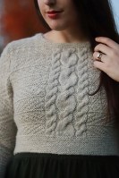 Укороченный пуловер с узором из кос, связанный спицами