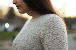 Пуловер с втачным рукавом, связанный отдельными деталями