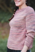 Пуловер свободного кроя, связанный спицами чулочной вязкой и рисом
