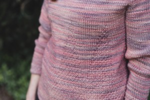Пуловер с несложным узором, связанный спицами сверху вниз