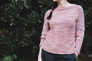 Свободный женственный пуловер с длинными рукавами
