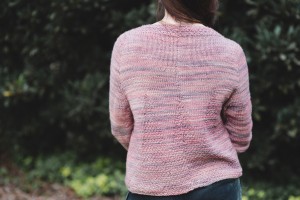 Пуловер с узором, радиально расходящимся от кокетки