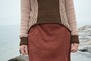 Пуловер с закругленным низом, связанный отдельными деталями