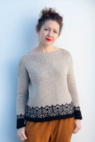 Интересный женский пуловер с жаккардом на рукавах и по низу