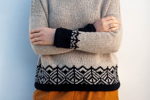 Женский пуловер с  контрастной отделкой, связанный спицами по кругу