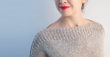 Женский пуловер с кокеткой, украшенной резинкой