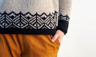 Пуловер с геометрическим жаккардовым узором, связанный спицами