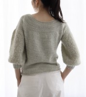 Пуловер чулочной вязкой, связанный спицами