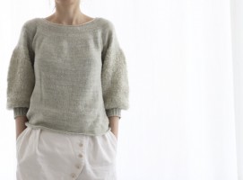 Женственный пуловер с круглой кокеткой, связанный спицами