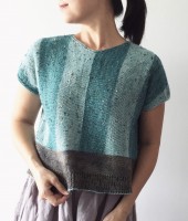 Пуловер с короткими рукавами, связанный спицами поперек
