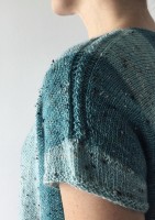 Пуловер с ажурным узором по линии плеча, связанный спицами