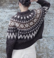 Свободный пуловер с двойным воротником, связанный спицами