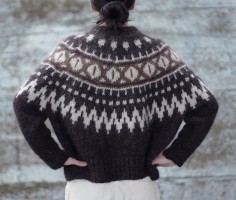 Пуловер с круглой кокеткой и длинными рукавами