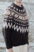 Женский пуловер свободного кроя, связанный сверху вниз