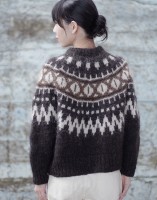 Пуловер с круглой кокеткой, украшенной геометрическим узором