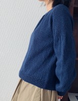 Пуловер с широкими рукавами, связанный чулочной вязкой