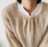 Ажурный узор, украшающий горловину пуловера, связанного спицами