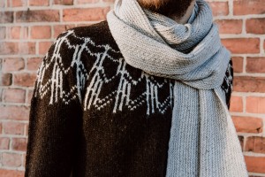 Пуловер для прохладной погоды, связанный спицами одной деталью