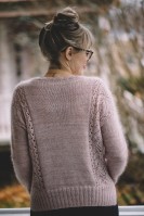 Женственный пуловер с интересным узором