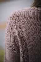 Пуловер со спущенным плечом, связанный спицами по кругу