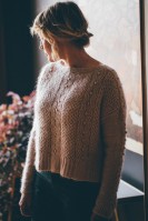 Женский пуловер с узором из кос и шишечек, связанный спицами
