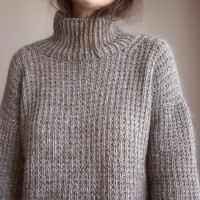 Свободный пуловер с высоким воротником спицами по кругу