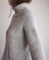 Женский пуловер с воротником для прохладного сезона спицами