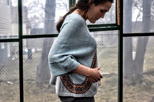 Женственный пуловер необычной конструкции