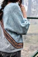 Пуловер, связанный чулочной вязкой с ажуром
