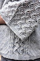 Пуловер с ажурным рукавом, связанным по диагонали